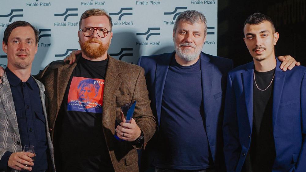 Režisér Robin Kvapil (vlevo uprostřed) s Jaroslavem Mikem (uprostřed vpravo) se Zlatým ledňáčkem za nejlepší dokumentární film na festivalu Finále Plzeň 2023 (FOTO: Festival Finále Plzeň)