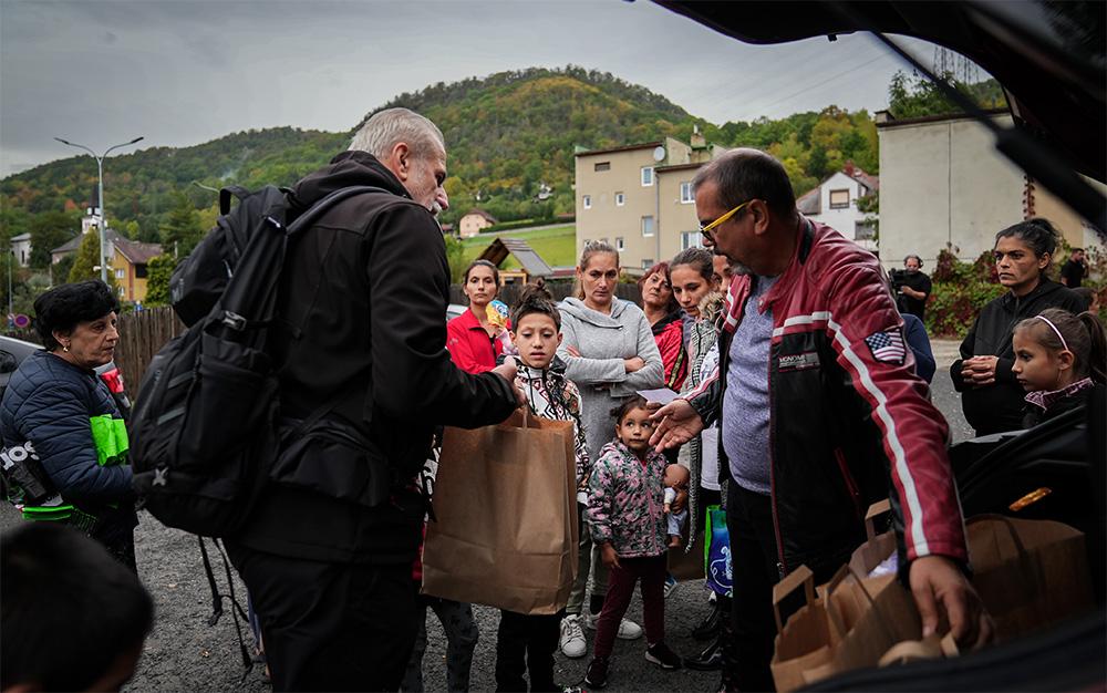 Karel Karika rozdává potravinovou pomoc na ústeckém sídlišti Mojžíř (FOTO: Lukáš Cirok)