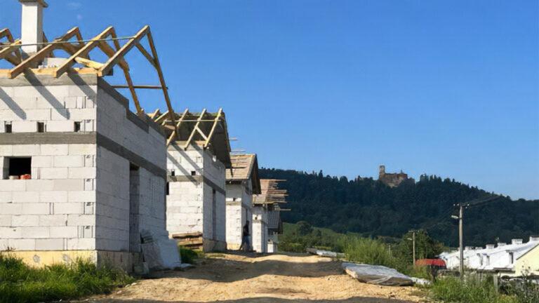 Domky, které si staví Romové ve slovenském Zborově (FOTO: se svolením Tomáše Zdechovského)