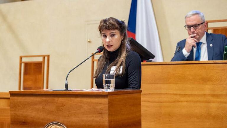 Jana Horváthová během svého kandidátského projevu do Rady ČT, 21. 11. 2023 (FOTO: Senát PČR)