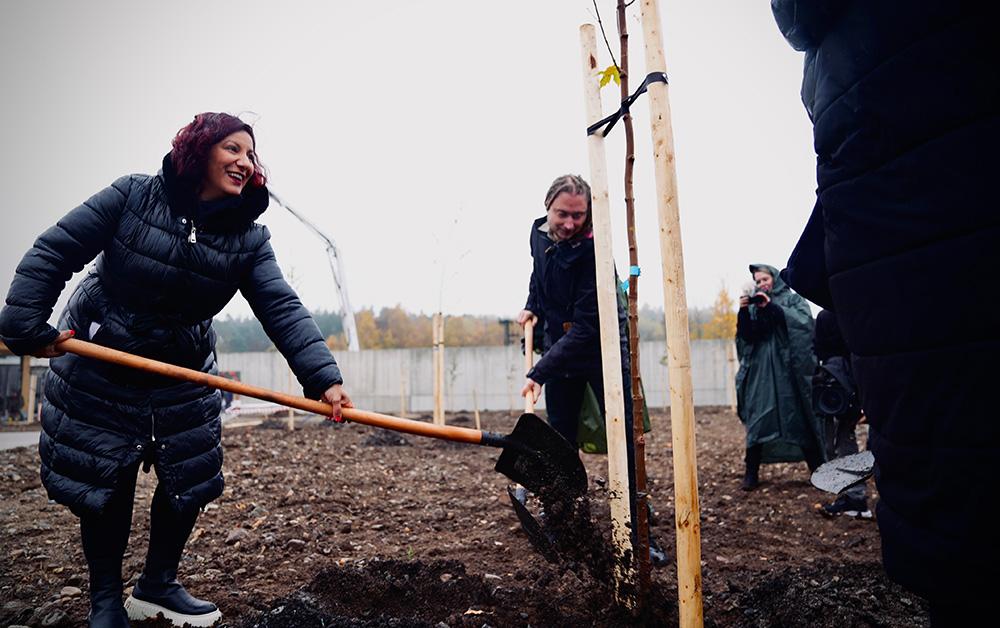 Zmocněnkyně vlády pro záležitosti romské menšiny Lucie Fuková během symbolického sázení stromů v Letech u Písku, 13. 11. 2023 (FOTO: Lukáš Cirok)