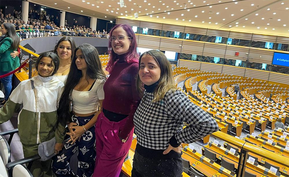 Děti ze základní školy – ZŠ a MŠ Družby Karviná se zúčastnily exkurze do Evropského parlamentu. Na fotografii europoslankyní Markétou Gregorovou s Pirátské strany (FOTO: Zuzana Klusová)