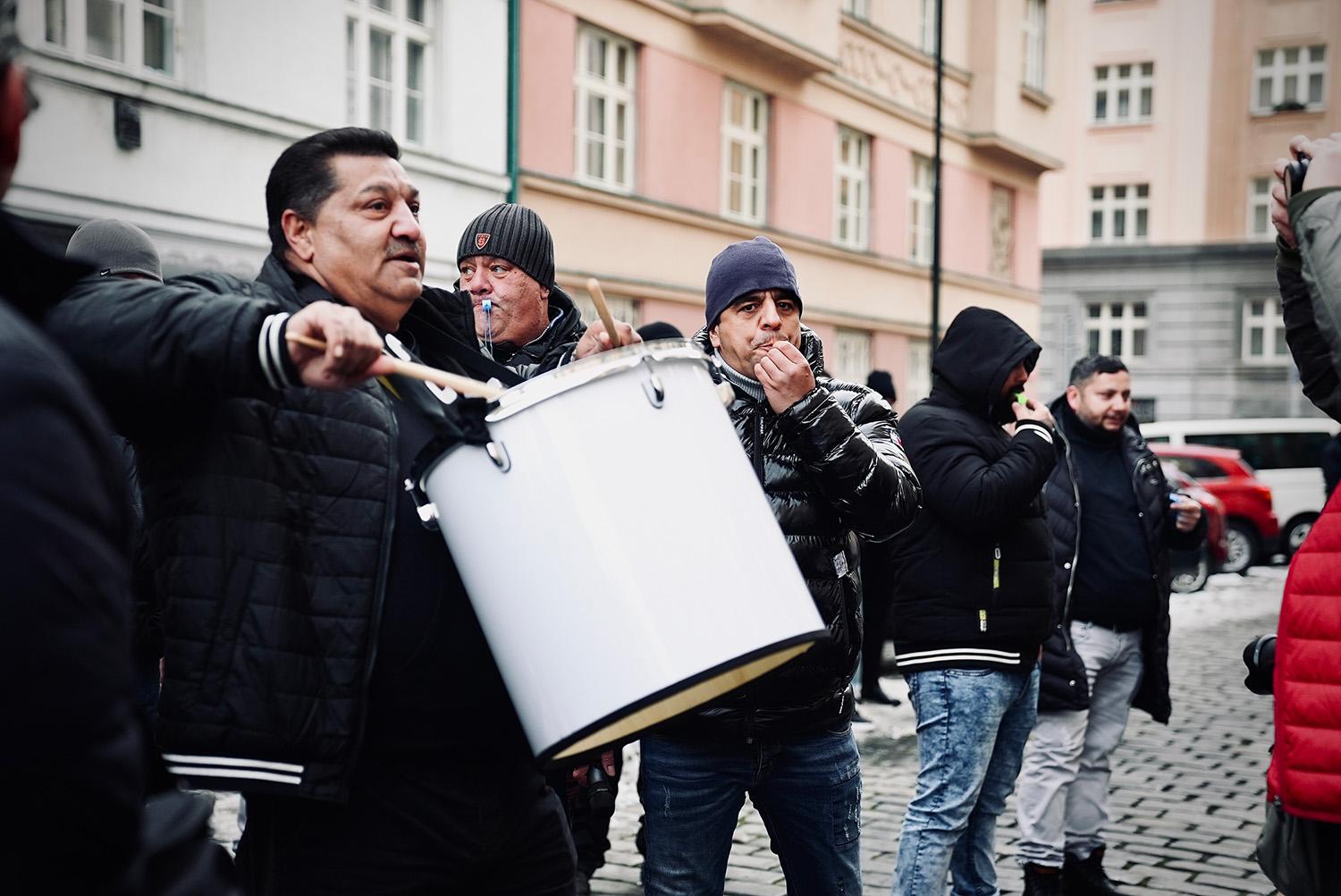 Demonstrace před budovou MPSV, 8. 12. 2023 (FOTO: Lukáš Cirok)