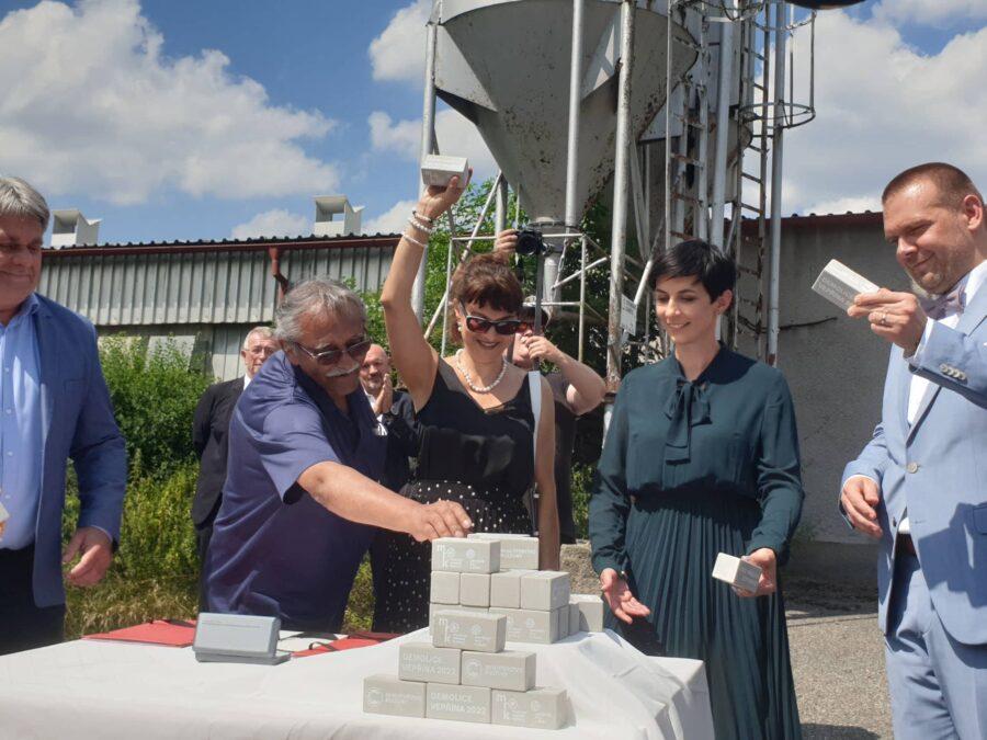 Slavnostní zahájení demolice areálu bývalého vepřína (FOTO: Soňa Kalejová)