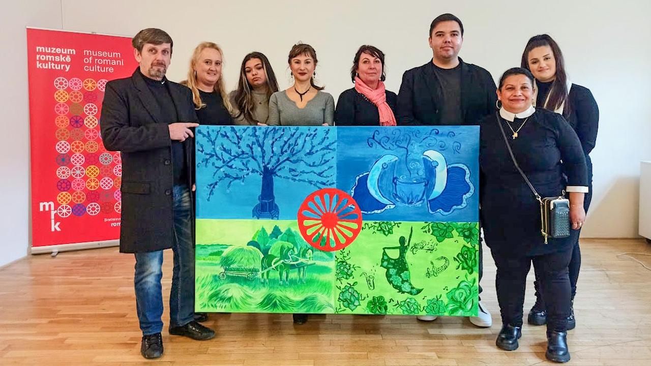 Společný obraz Romů z Vítkovska byl věnován Muzeu romské kultury v Brně (FOTO: Se svolením Rostislava Šiváka)