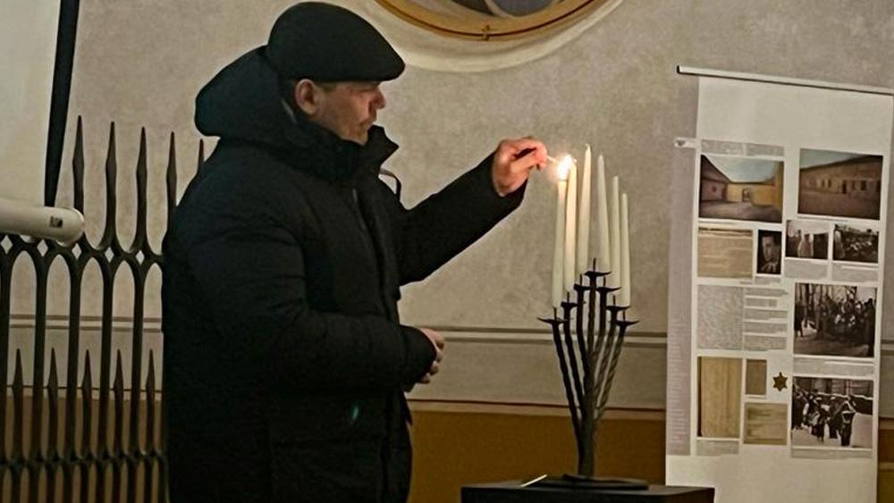Ministr kultury ČR Martin Baxa 21. 1. 2024 na pietním shromážděním ve Staré synagoze v Plzni (FOTO: Ministerstvo kultury ČR)
