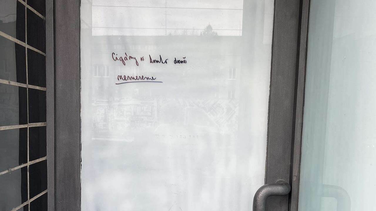 Rasistický nápis v Brně na vstupních dveřích do domu, kde má kanceláře spolek Romani Hub (FOTO: Tomáš Ščuka)