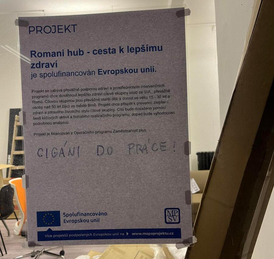 Rasistický nápis v Brně na dveřích kanceláře spolku Romani Hub (FOTO: Tomáš Ščuka)
