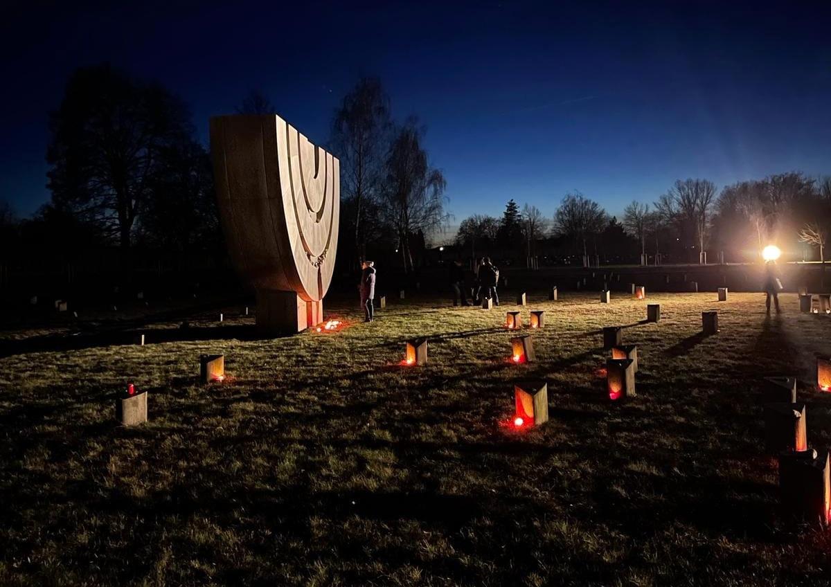 Průvod světel, vzpomínková akce při příležitosti Mezinárodního dne památky obětí holokaustu, 27. 1. 2024 v Terezíně (FOTO: Památník Terezín)
