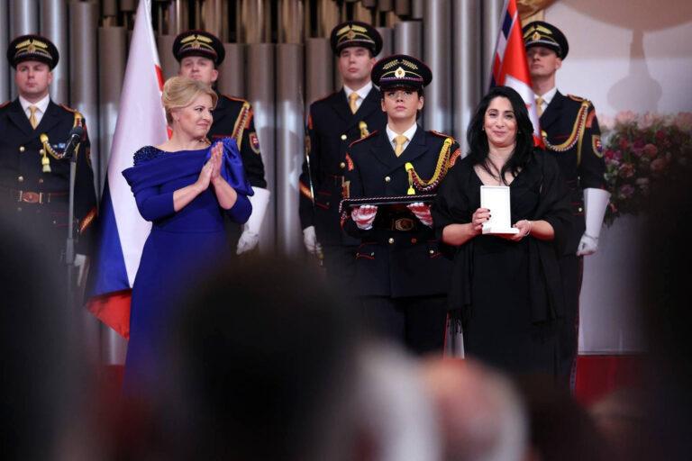Státní vyznamenání pro Evu Gašparovou převzala její dcera Eva Hmilanská (FOTO: Kancelář prezidentky SR)