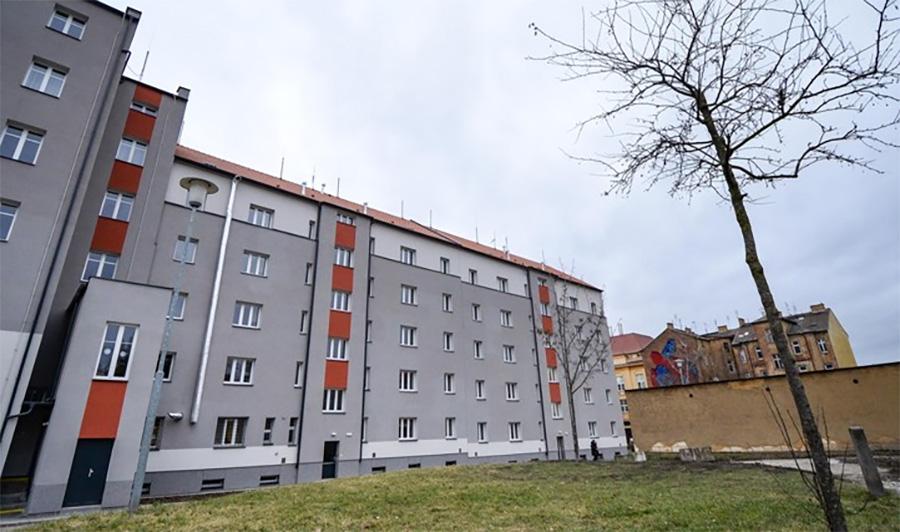 Zrekonstruované tři bytové domy v Korandově ulici v Plzni (FOTO: M. Pecuch, Magistrát města Plzně)