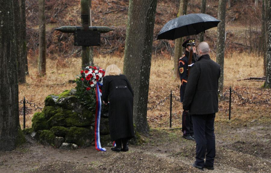 Prezidentka SR Zuzana Čaputová na vzpomínkové akci na oběti romského holocaustu v Dubnici nad Váhom, 24. února 2024 (FOTO: Arne Mann)