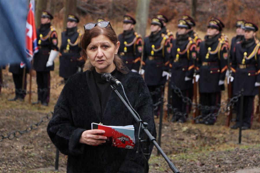 Zuzana Kumanová na vzpomínkové akci na oběti romského holocaustu v Dubnici nad Váhom, 24. února 2024 (FOTO: Arne Mann)