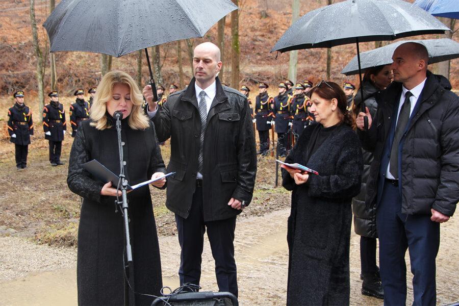 Prezidentka SR Zuzana Čaputová na vzpomínkové akci na oběti romského holocaustu v Dubnici nad Váhom, 24. února 2024 (FOTO: Arne Mann)