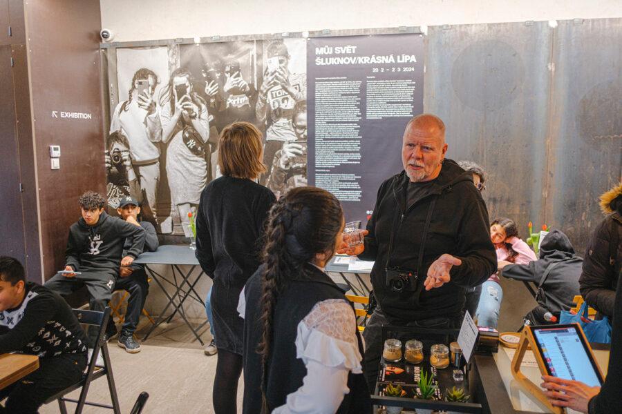 Jan Mihaliček během vernisáže fotografické výstavy s názvem Můj svět, 20. 2. 2024 (FOTO: 400 ASA)