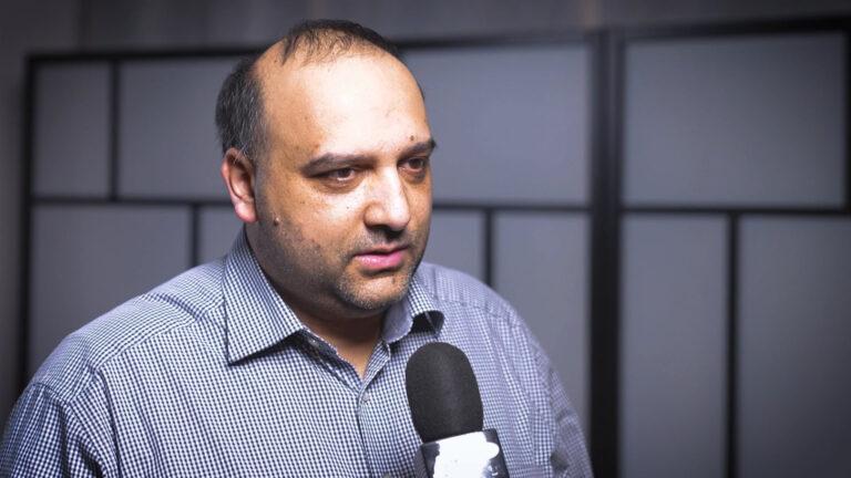 David Beňák během rozhovoru pro ROMEA TV, 14. 3. 2024 (FOTO: Lukáš Cirok)