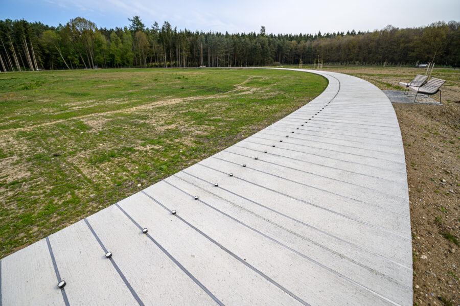 Kruhový betonový chodník s paprsky se jmény a svíčkami v Letech u Písku, 23. 4. 2024 (FOTO: Petr Zewlakk Vrabec)