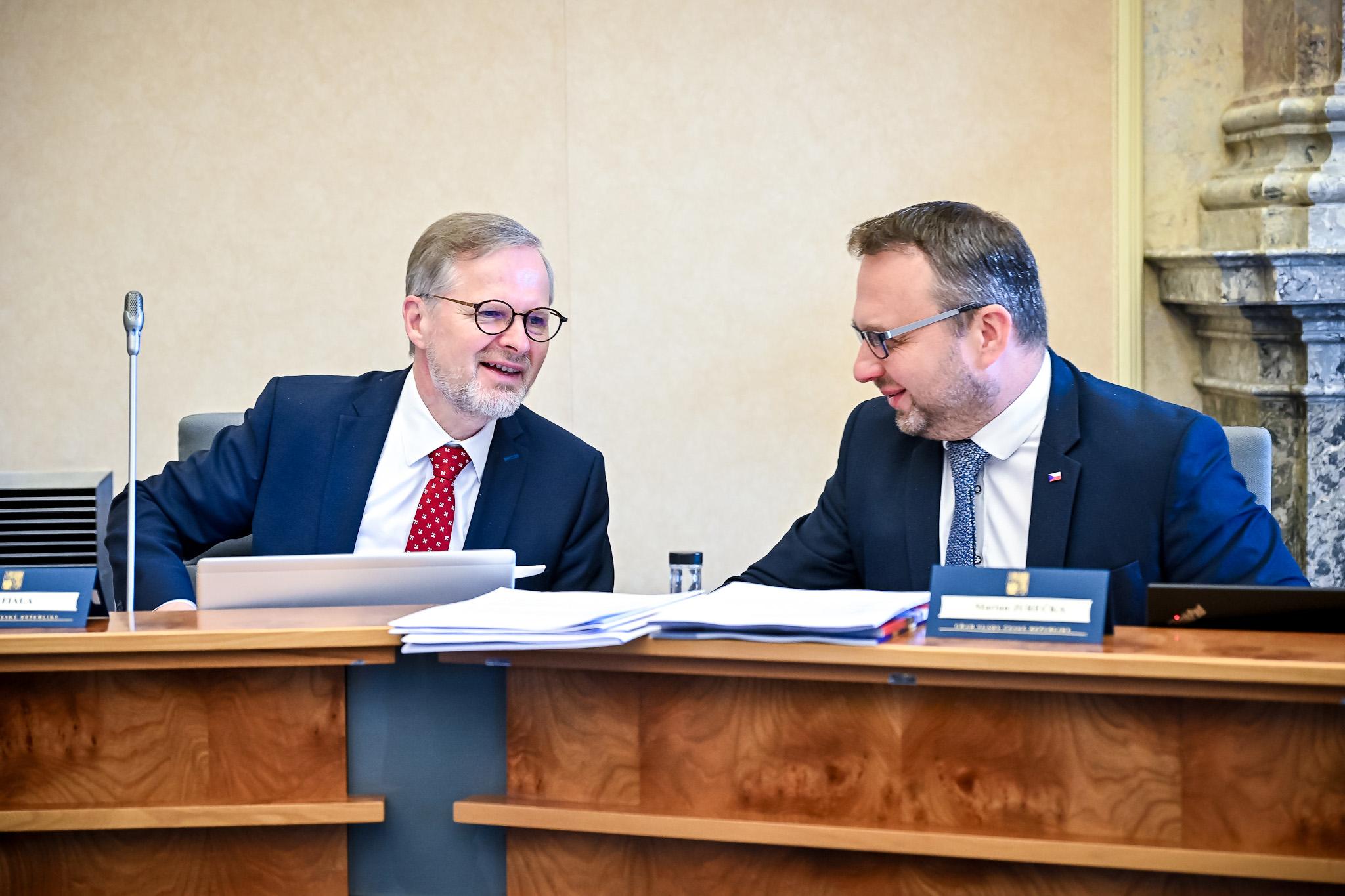 Premiér Petr Fiala v debatě s místopředsedou vlády a ministrem práce a sociálních věcí Marianem Jurečkou, 24. dubna 2024 (FOTO: Úřad vlády ČR)