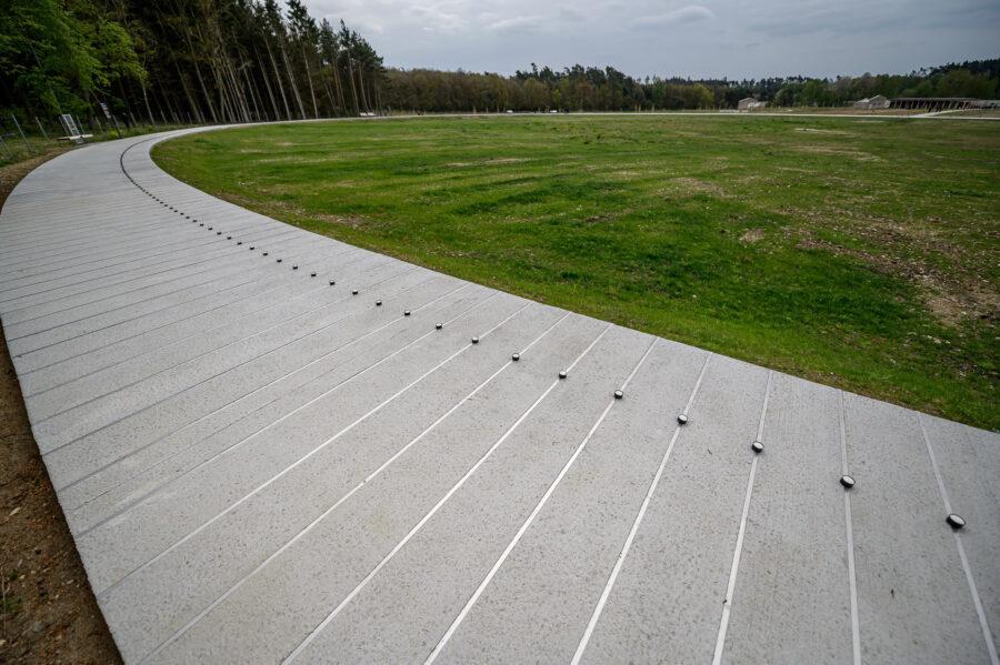 Kruhový betonový chodník s paprsky se jmény a svíčkami v Letech u Písku, 23. 4. 2024 (FOTO: Petr Zewlakk Vrabec)