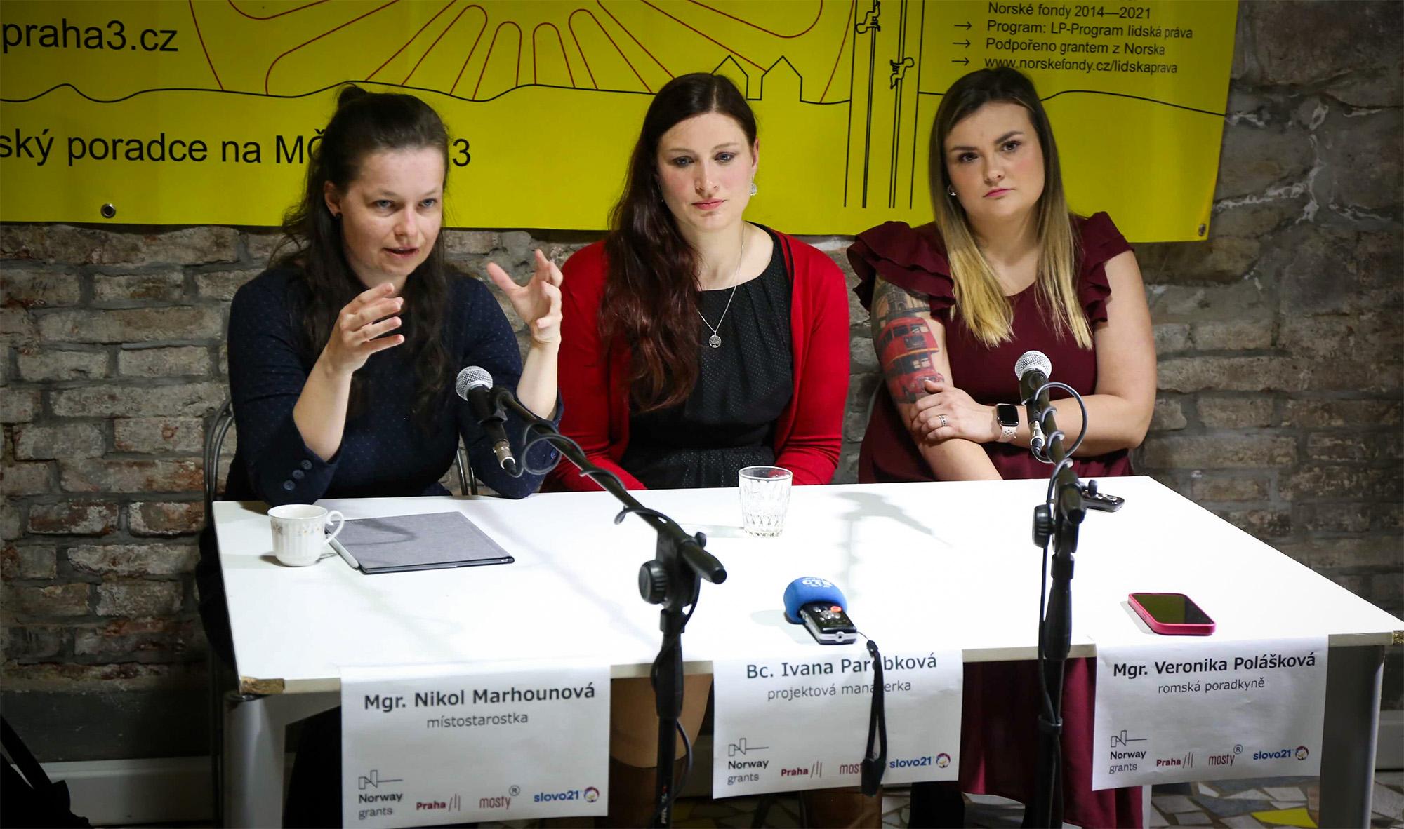 Tisková konference městské části Praha 3. Zleva: Nikol Marhounová, Ivana Parobková a Veronika Polášková, 3. 4. 2024 (FOTO: Vendula Kryštofová, se svolením MČ Praha 3)