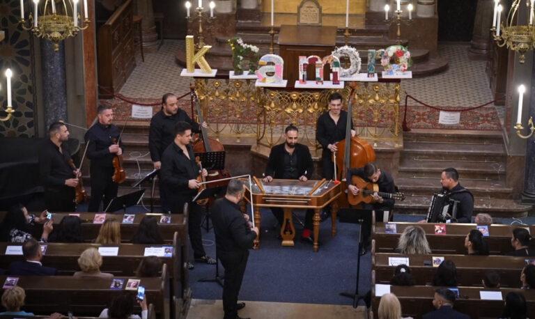 Lavutari di Praga během vystoupení v pražské Jeruzalémské synagoze v rámci 26. ročníku světového romského festivalu Khamoro, 29. 5. 2024 (FOTO: Lukáš Cirok)