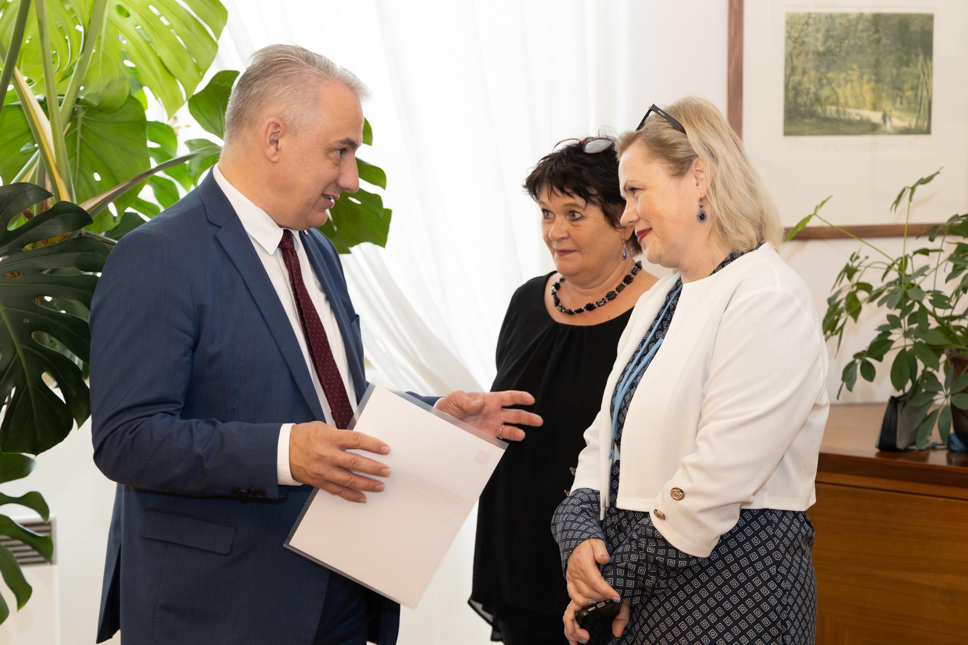 Předseda ČMKOS Josef Středula během předávání petice v Poslanecké sněmovně, 22. 5. 2024 (FOTO: Českomoravská konfederace odborových svazů)