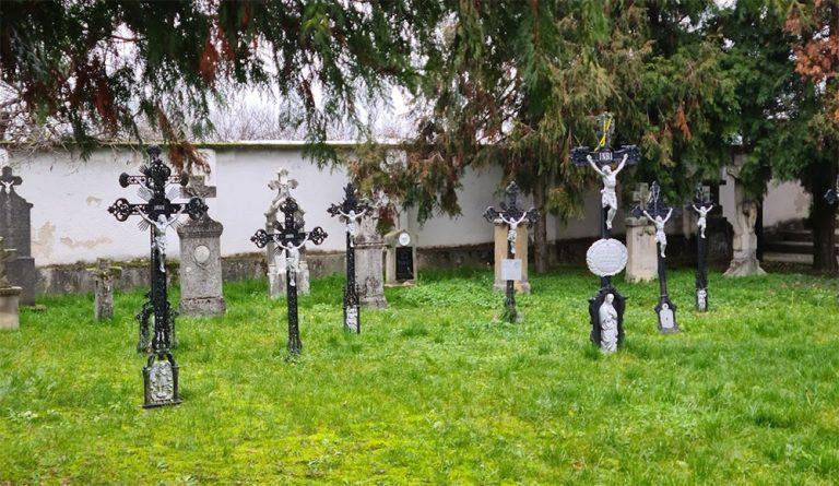 There are no actual graves of the Romani people murdered in the Pobedim pogrom. All that exists is this symbolic cemetery in the municipality.(PHOTO: Arne Mann)