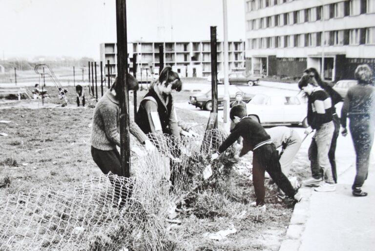 Foto: Štefan Cmorjak, Luník IX v dubnu 1990. V pozadí rozestavěné nízkostandartní bytové domy (Ondrej Ficeri: Luník IX, Zrod rómského geta. Se svolením Ondreje Ficeriho