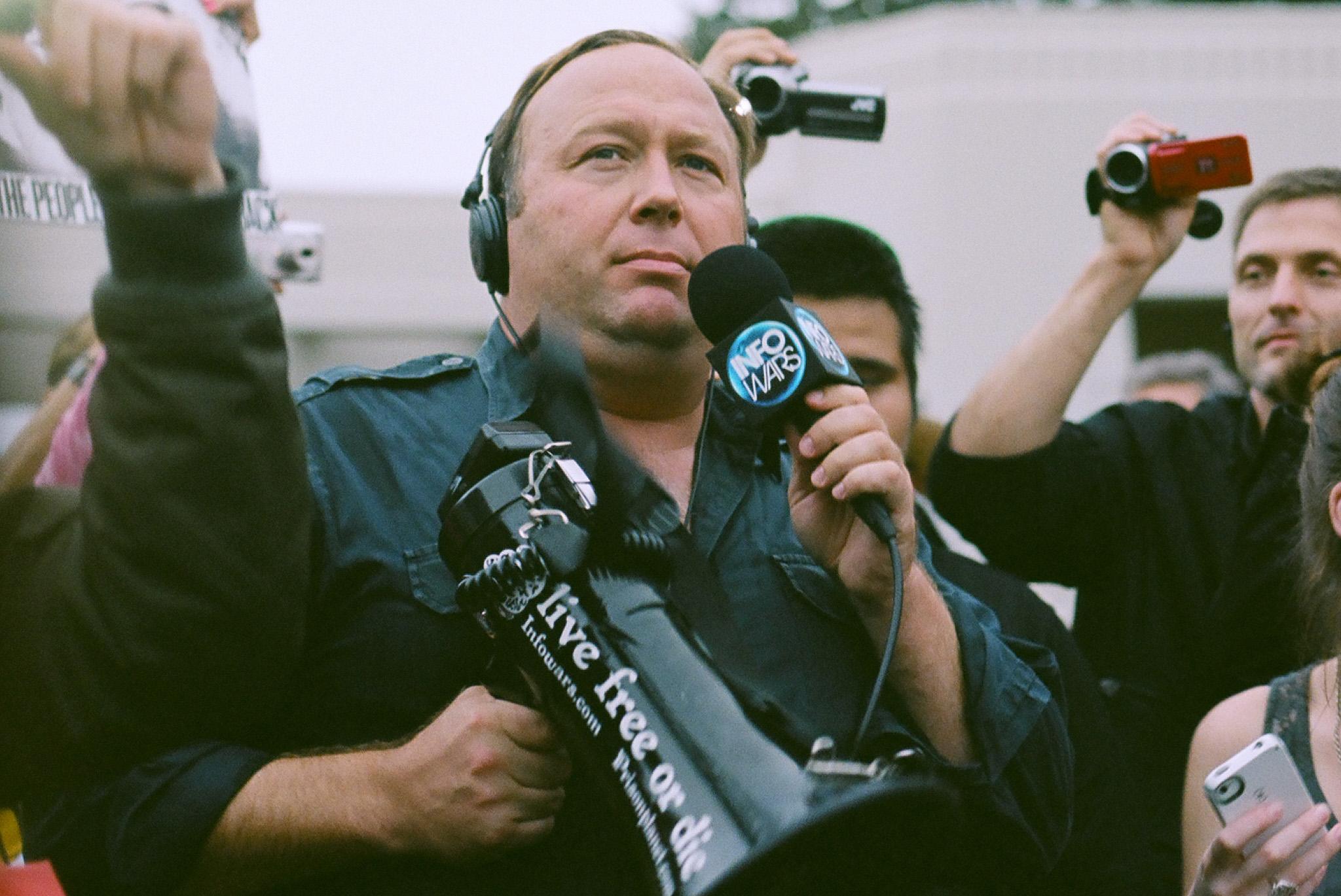 Alex Jones s mikrofonem krajně pravicového a konspiračního webu InfoWars během protestu v Dallasu v únoru 2014 (FOTO: Sean P. Anderson, CC BY 2.0, ATTRIBUTION 2.0 GENERIC)