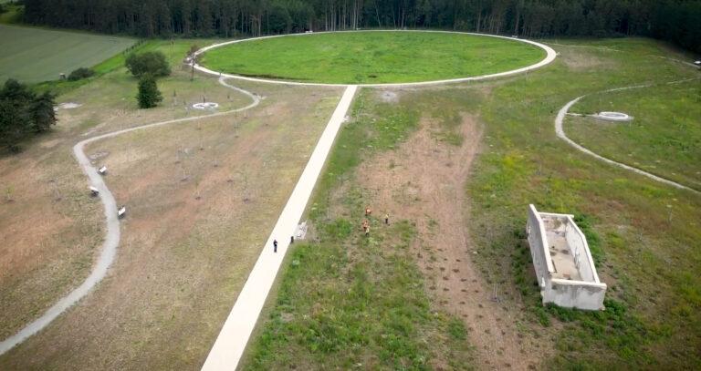 Památník holokaustu Romů a Sintů v Čechách. Areál bývalého vepřína v Letech na záběrech z dronu,