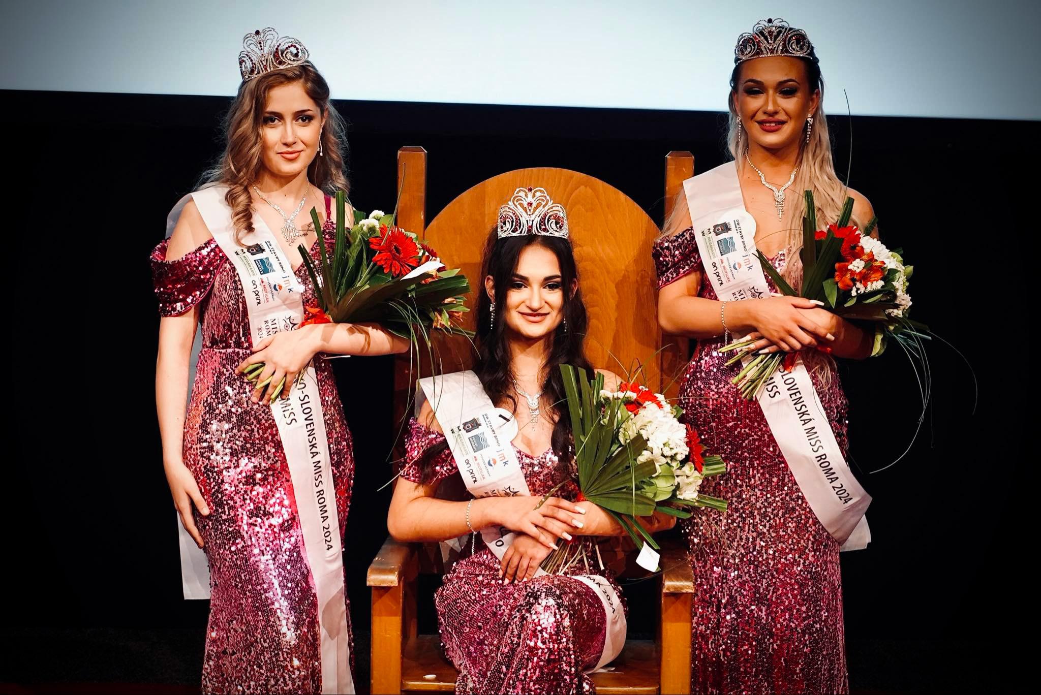 Česko-slovenskou Miss Roma 2024 Martina Balažová (uprostřed), první vicemiss Klaudie Danišová (vlevo) a třetí Simona Mišová, 15. 6. 2024 (FOTO: Lukáš Cirok)