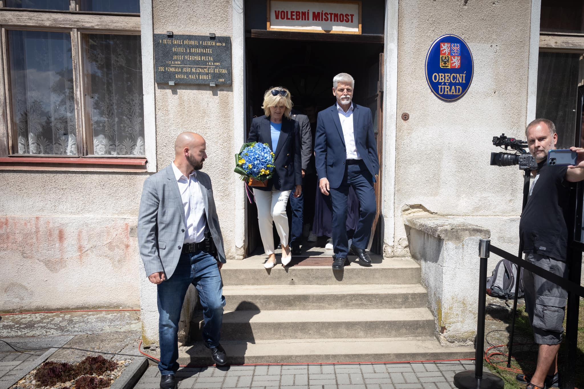 Prezident Petr Pavel a manželka Eva odcházejí od volební místnosti poté, co hlasovali ve volbách do Evropského parlamentu, 7. 6. 2024, Černouček (FOTO: Kancelář prezidenta republiky)