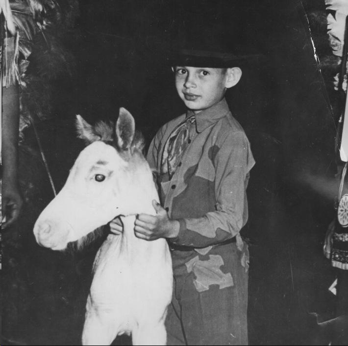 Gary s hříbětem June, okolo roku 1952 (Foto: se svolením Garyho G. Steela)