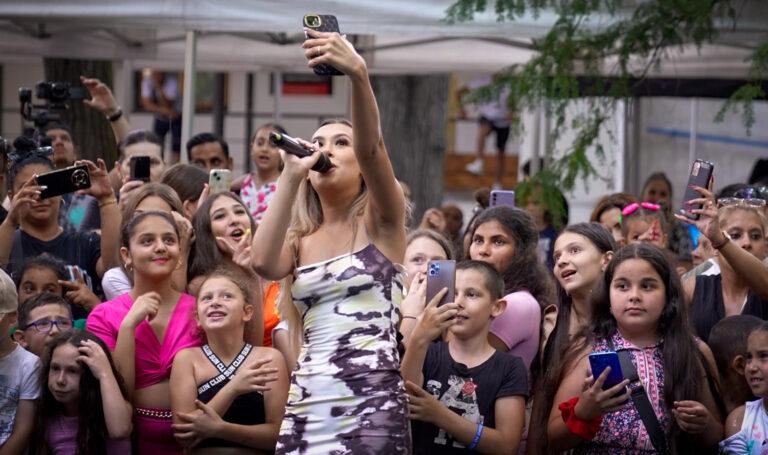 Lucie Bikárová na komunitní akci k motivaci romských dětí ke vzdělávání, kterou pořádalo v Brně Centrum společného zájmu, 28. 6. 2024 (FOTO: Lukáš Cirok)