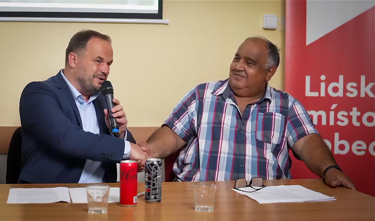 Předseda sociální demokracie Michal Šmarda (vlevo) a předseda spolku Buči Štěpán Kavúr během tiskové konference, 10. 7. 2024 (FOTO: Se svolením Sociální demokracie)