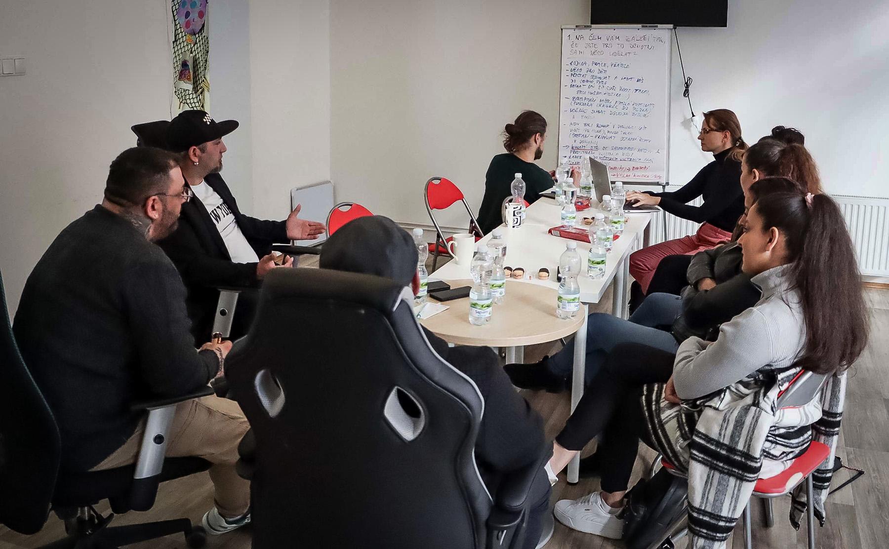 Setkání v rámci projektu Džas dureder! (Jdeme dál!) realizovaný spolkem Romany art workshop (FOTO: se svolením Patrika Kotlára, Romany art workshop)