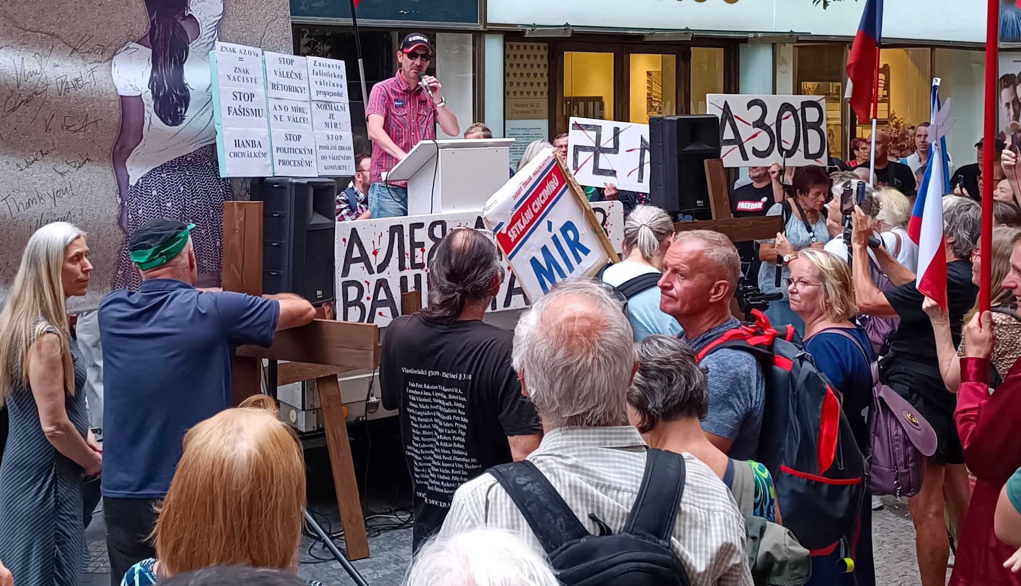 Bizarní shromáždění: Demonstranti s nápisy Ortel a za hudebního doprovodu Daniela Landy protestovali proti údajnému neonacismu brigády vzniklé s pluku Azov
