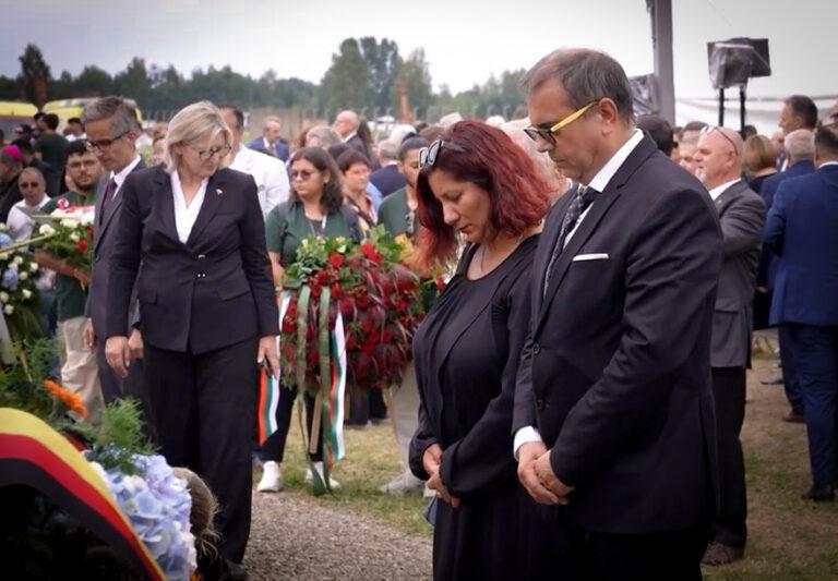 Zmocněnkyně vlády pro záležitosti romské menšiny Lucie Fukové a člen Rady vlády pro záležitosti romské menšiny Karel Karika, Osvětim, 2. srpna 2024 (FOTO: Lukáš Cirok)