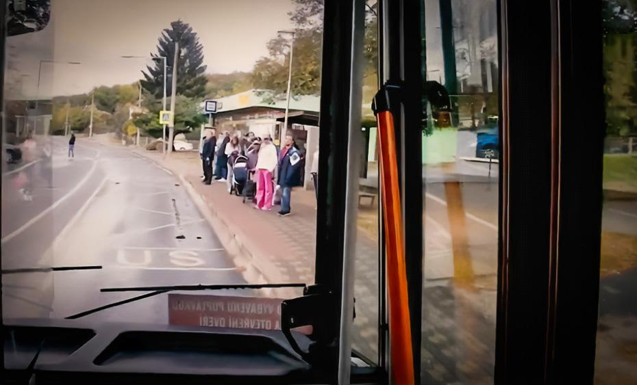 Autobus přijíždějící na sídliště Mojžíř (FOTO: Lukáš Cirok)