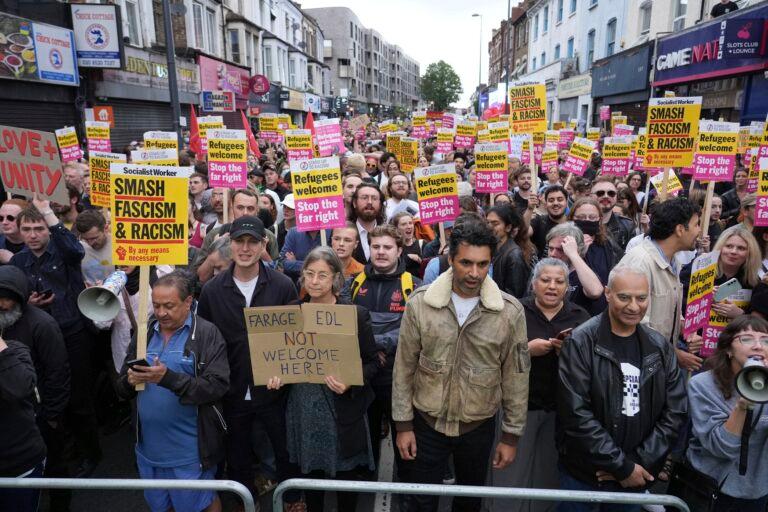 Protestující se ve středu 7. srpna 2024 shromáždili v londýnském Walthamstow na obranu před rasistickými skupinami, které plánoval útoky na desítky míst po celé zemi. Tyto skupiny podnítily týden nepokojů šířením dezinformací o útoku nožem na mladé dívky.(FOTO: ČTK / AP / PA Wire)