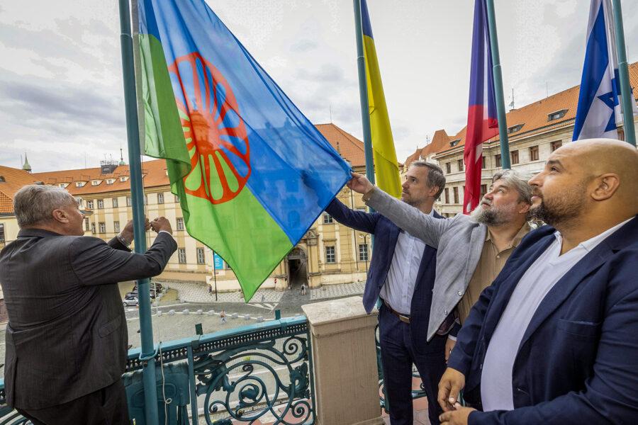 Vyvěšení romské vlajky na budově Magistrátu hlavního města Prahy. Zleva: primátor Bohuslav Svoboda, první náměstek primátora Zdeněk, radní hlavního města Prahy Michal Hroza a ředitel organizace RomanoNet Michal Miko, 2. 8. 2024 (FOTO: se svolením Magistrátu hlavního města Prahy)