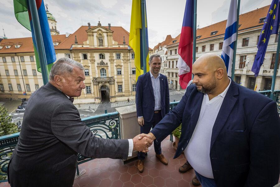 Vyvěšení romské vlajky na budově Magistrátu hlavního města Prahy. Primátor Bohuslav Svoboda si podává ruku s ředitelem organizace RomanoNet Michalem Mikem, 2. 8. 2024 (FOTO: se svolením Magistrátu hlavního města Prahy)