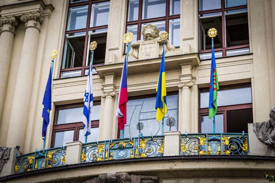 Vyvěšení romské vlajky na budově Magistrátu hlavního města Prahy, 2. 8. 2024 (FOTO: se svolením Magistrátu hlavního města Prahy)