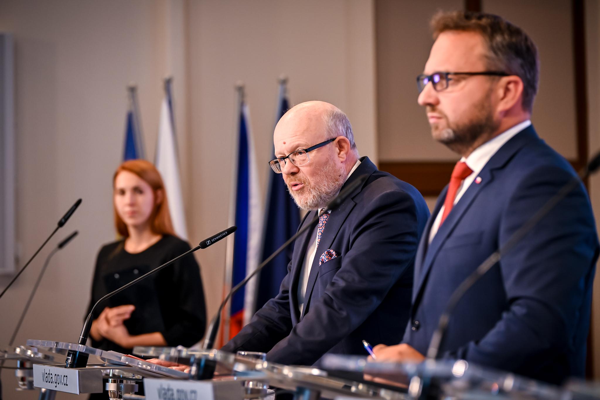 Ministr zdravotnictví Vlastimil Válek (uprostřed) na tiskové konferenci po jednání vlády, 11. září 2024 (FOTO: Úřad vlády ČR)