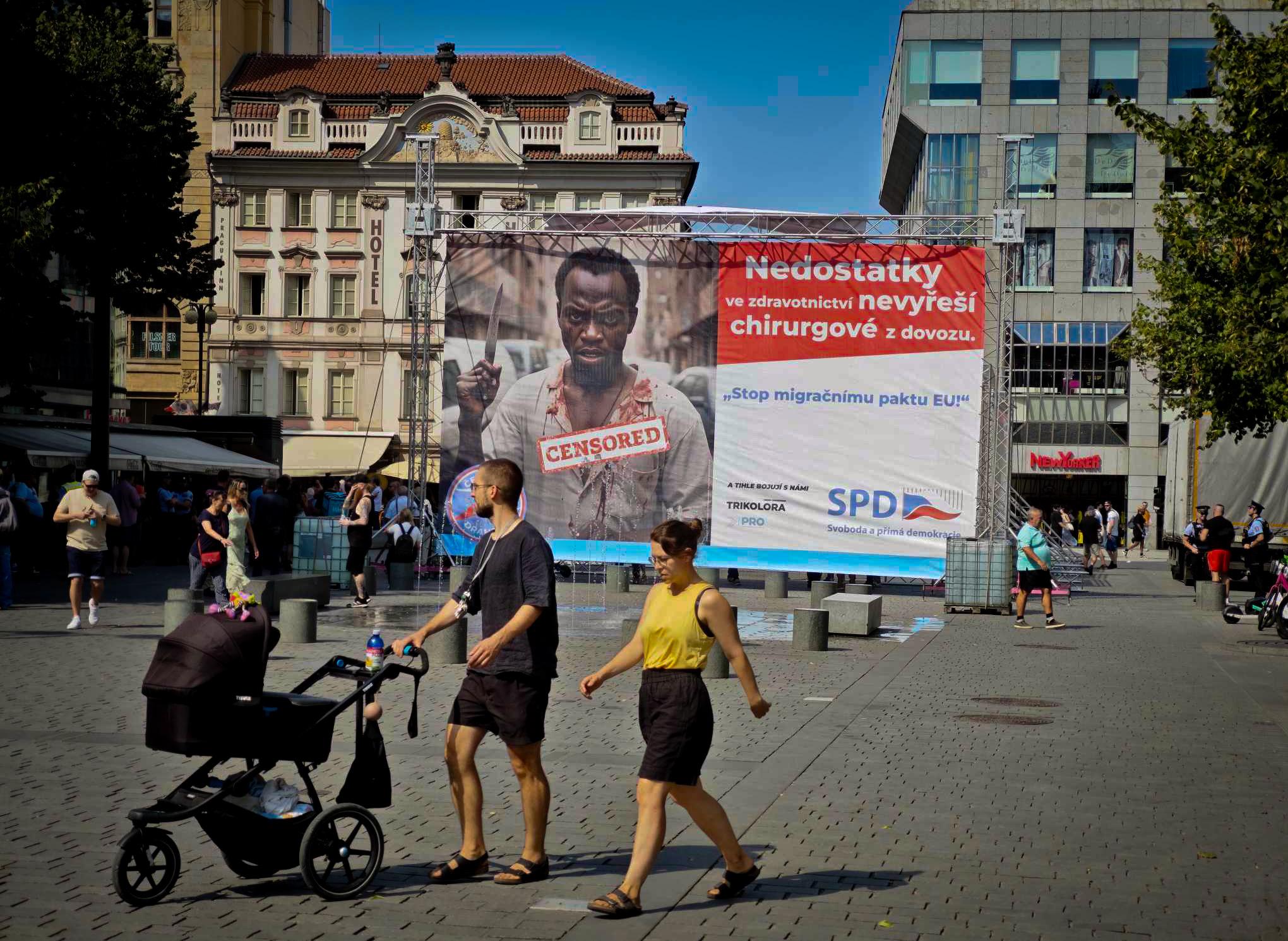 SPD vystavila rasistické bannery ke krajským volbám na Václavském náměstí, 5. 9. 2024 (FOTO: Miroslav Brož)