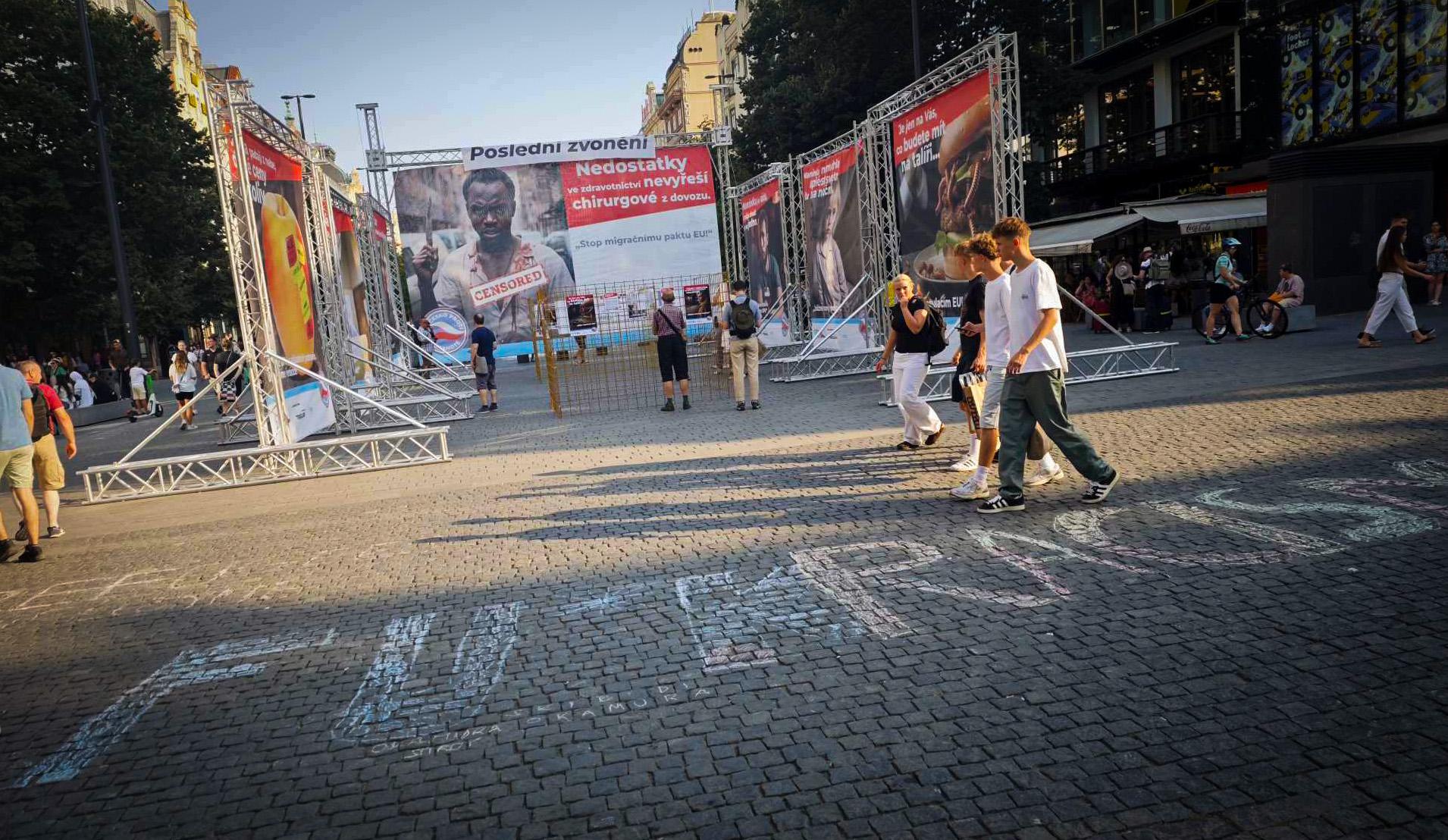 SPD vystavila rasistické bannery ke krajským volbám na Václavském náměstí, 5. 9. 2024 (FOTO: Miroslav Brož)