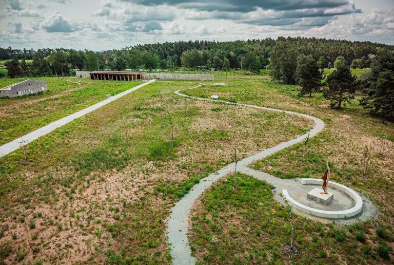 Památník holokaustu Romů a Sintů v Čechách, Lety u Písku, září 2024 (FOTO: se svolením Muzea Servis, spol. s. r. o.)