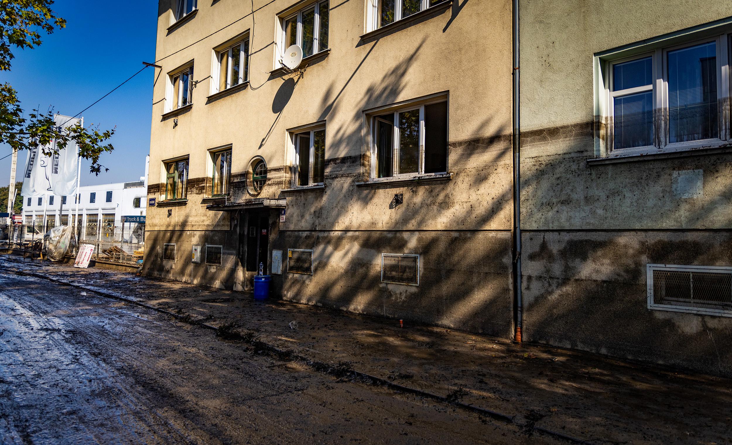 Voda během povodní v ostravské části Přívoz sahala až do poloviny oken prvního patra, 18. 9. 2024 (FOTO: Miroslav Klempár)