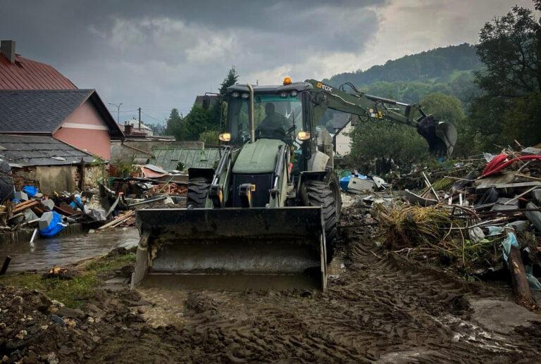 S úklidem po povodních pomáhá i Armáda ČR. Ženisti ze 153. ženijní prapor Olomouc odklízí naplavený materiál v České Vsi na Jesenicku, 16. 9. 2024 (FOTO: Armáda ČR)