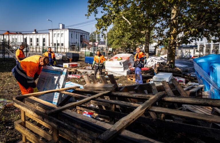 Romové uklízí následky po povodních v ostravské části Přívoz, 18. 9. 2024 (FOTO: Miroslav Klempár)